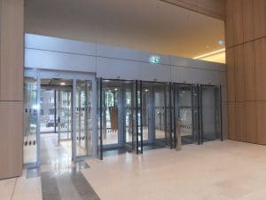 Erleben Sie eine Mischung aus Komfort und Sicherheit: Mit Drehtüren und Sicherheitsschleusen in unserer modernen Bürogebäude-Lobby