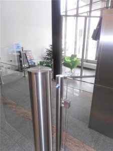 Erhöhte Sicherheit: Die Lobby des Bürogebäudes verfügt über ein Zugangskontrolldrehkreuz mit Gelaender-fuer-zugangssystemen und beleuchteter Anzeige