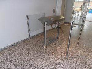 Geländer-für-Zugangssysteme in Nische auf Terrazzoboden installiert