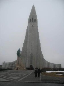 des Entdeckers Leif Erikson steht stolz im Vordergrund. Bildunterschrift: „Imposante Eleganz – Die Hallgrímskirche von Reykjavík“.