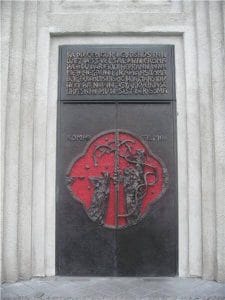 Bronzenes Relief einer historischen Figur schmückt das Eingangstor der Hallgrímskirkja in Reykjavík: Eine in Bronze eingravierte Geschichte