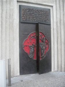 Von einer rot-schwarzen Eingangstür inspirierte Tür: Eine Hommage an die Hallgrímskirche in Reykjavík