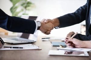 Den Deal besiegeln: Geschäftspartner schließen Vereinbarung in professionellem Büroumfeld ab