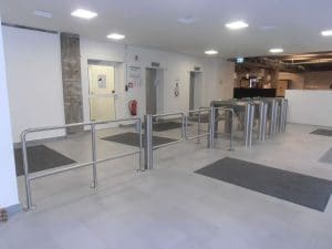 Merkmale der Inneneinrichtung: Moderne Schwenktüren am Eingang, Fliesenboden und Sicherheitsmaßnahmen