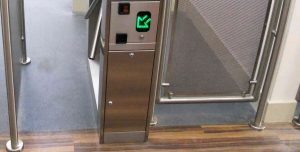Automatische Zugänge: Zutrittskontroll-Drehkreuz mit grünem Pfeil, der die Zutrittsberechtigung anzeigt