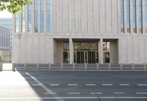 Bundesbehörde Berlin Eingangsbereich im Sondereloxal-Farbton