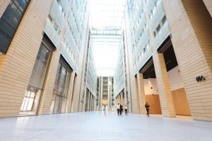 Eintauchen in Licht und Raum: Ein Erlebnis mit modernem Atrium mit Glasdecke und hochentwickelten Zugangskontrollsystemen in einer mehrstöckigen Büroumgebung