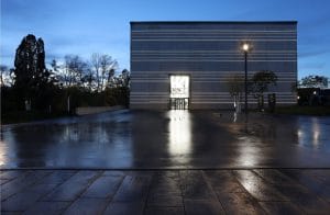 Strahlende moderne Architektur nach Regen: Fortschrittliche Zutrittskontrollsysteme im Rampenlicht