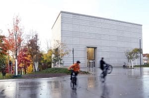 Herbstfahrt: Radfahrer in Bewegung vor der architektonischen Schönheit des Gebäudes „Advanced Zugangssysteme Berlin“