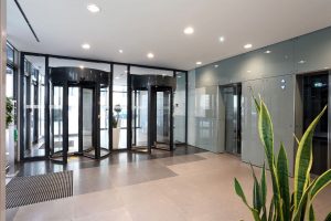 Erkundung der modernen Lobby des KfW-Bürogebäudes in Berlin mit Drehtüren