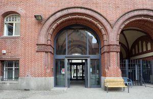 Erkundung des majestätischen gewölbten Eingangs der Rykestr.-Synagoge in Berlin: Eine Mischung aus roter Backsteinarchitektur und Gelassenheit