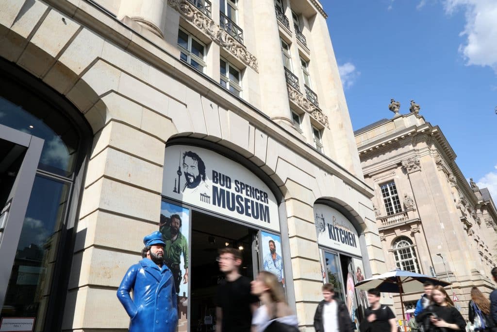 Spaziergang durch die Geschichte: Der Eingang des Bud Spencer Museums in Berlin – eine belebte Attraktion für Fußgänger