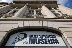 Enthüllung der ikonischen Fassade des Bud Spencer Museums in Berlin: Eine Hommage an die Kinolegende