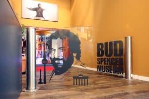 Entdecken Sie die transparente Eingangsillustration von Bud Spencer im Berliner Bud Spencer Museum