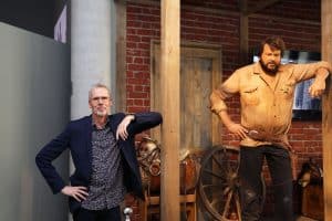 Begegnungen mit dem Wilden Westen im Bud Spencer Museum, Berlin: „Ein Mann neben einer lebensgroßen Cowboy-Wachsfigur“