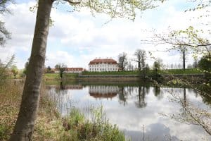 Aus Sicht des Sees auf das Gästehaus der Bundesregierung Schloss Meseberg