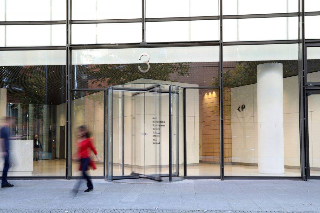 Bürogebäude C1 Potsdamer Platz Gebäude mit Drehkreuz-Tür