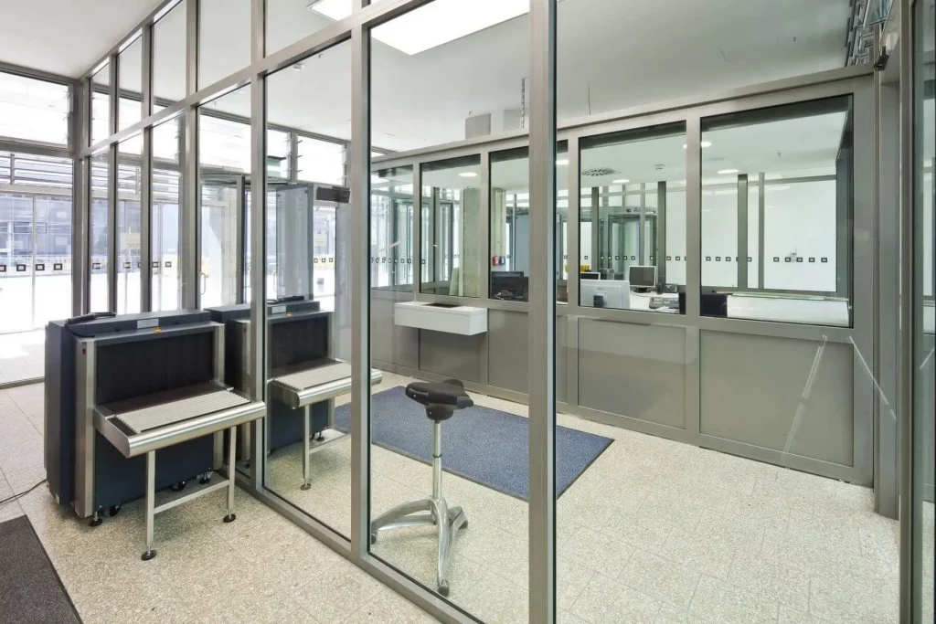 Sicherheitskontrolle mit Gepäck